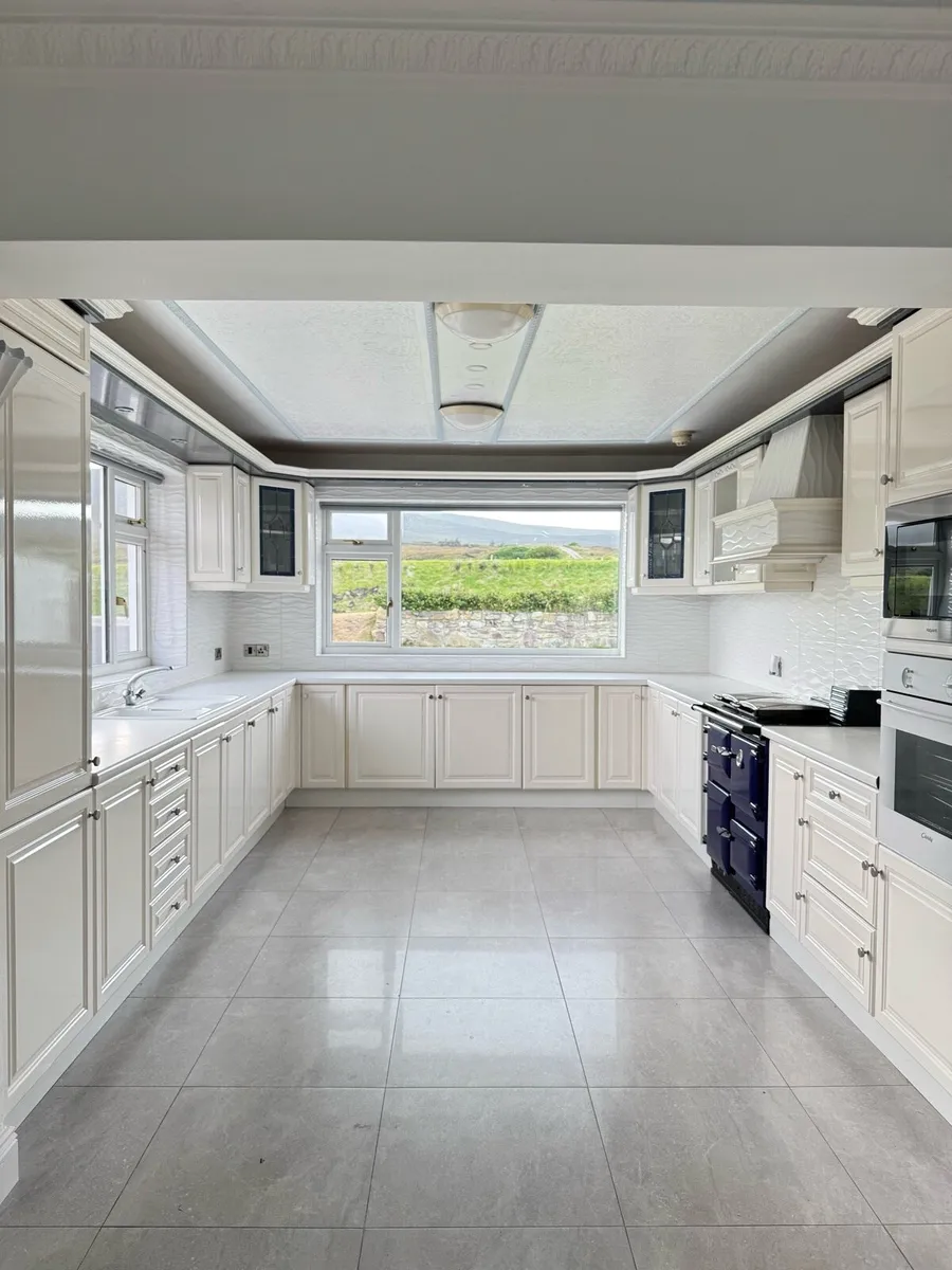 White Shaker Kitchen with Appliances - Image 1