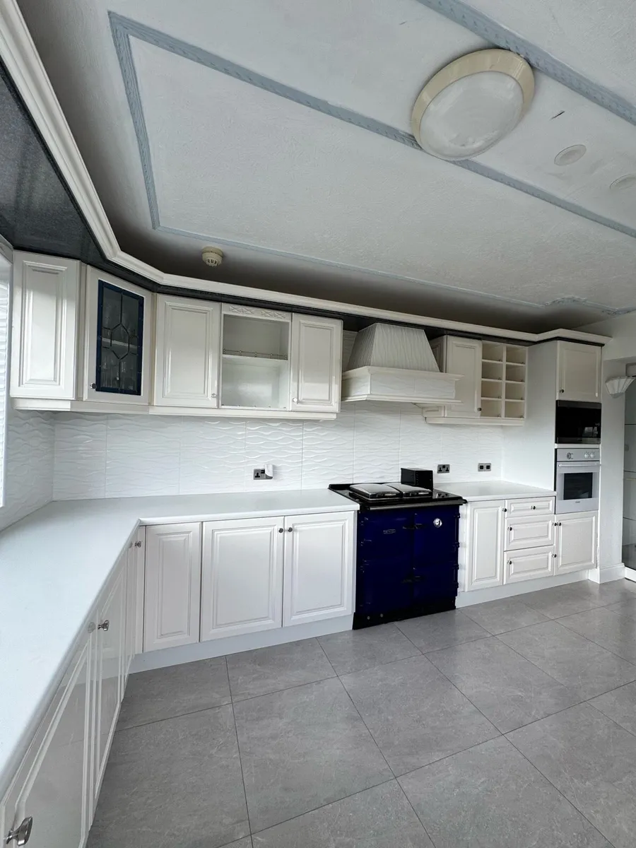 White Shaker Kitchen with Appliances - Image 4
