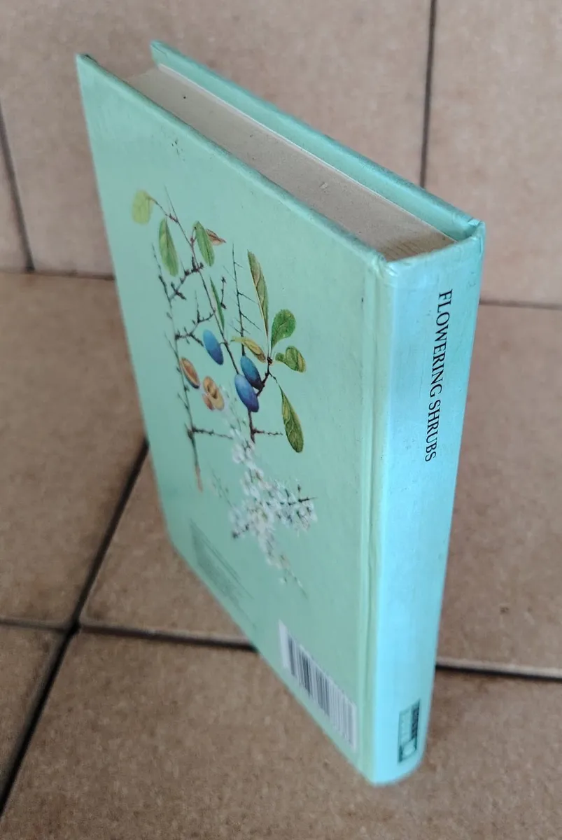Flowering Shrubs: A Magna Field Guide - Image 3