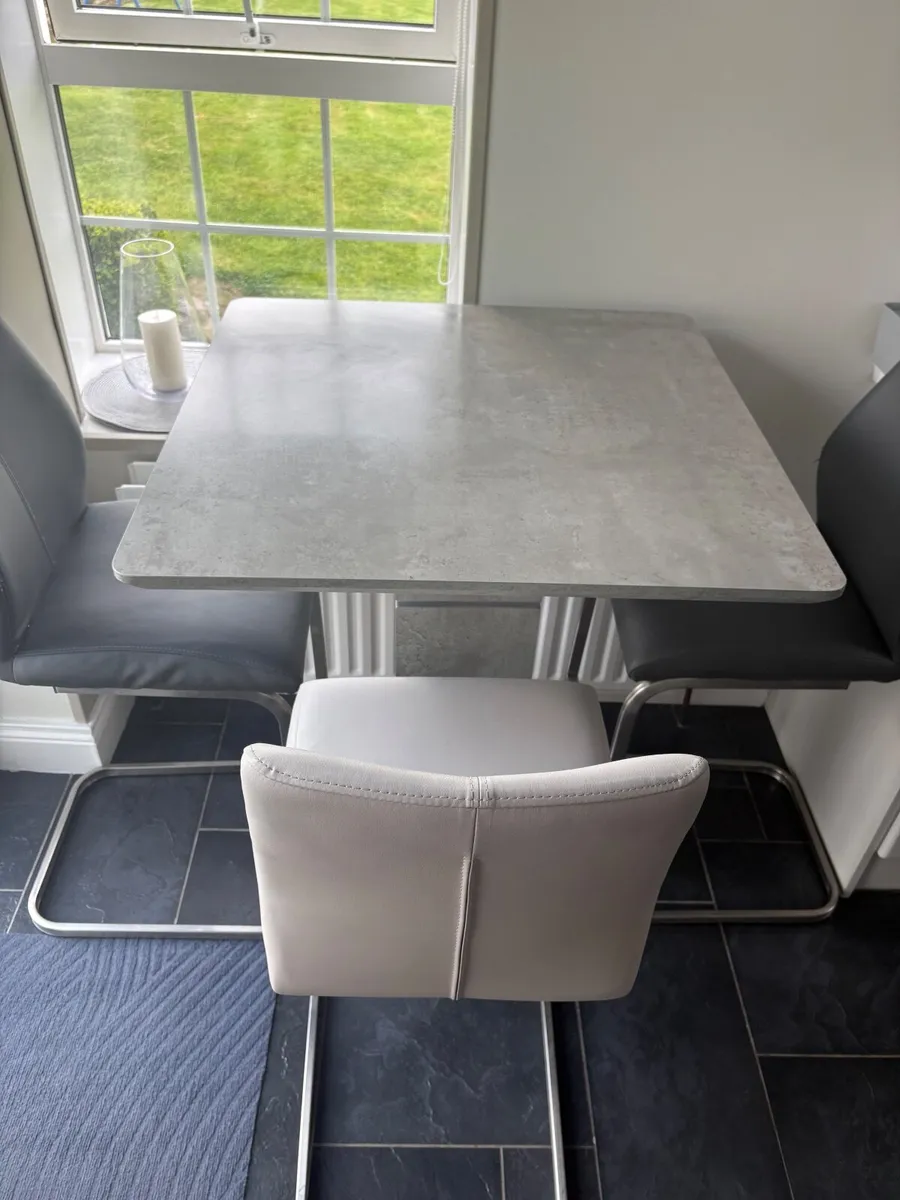Kitchen table and 3 high chairs - Image 3