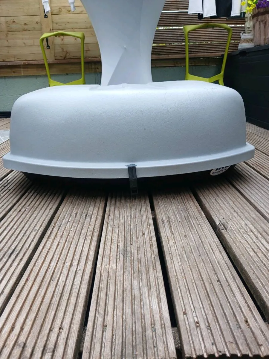 Vehicle roof box - Image 1
