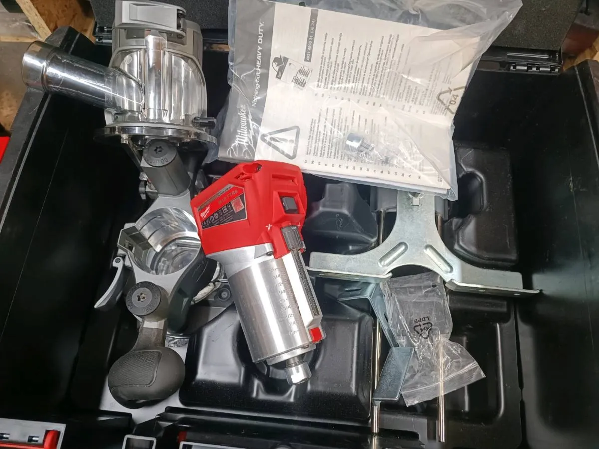 Milwaukee m18 ftr8 router.