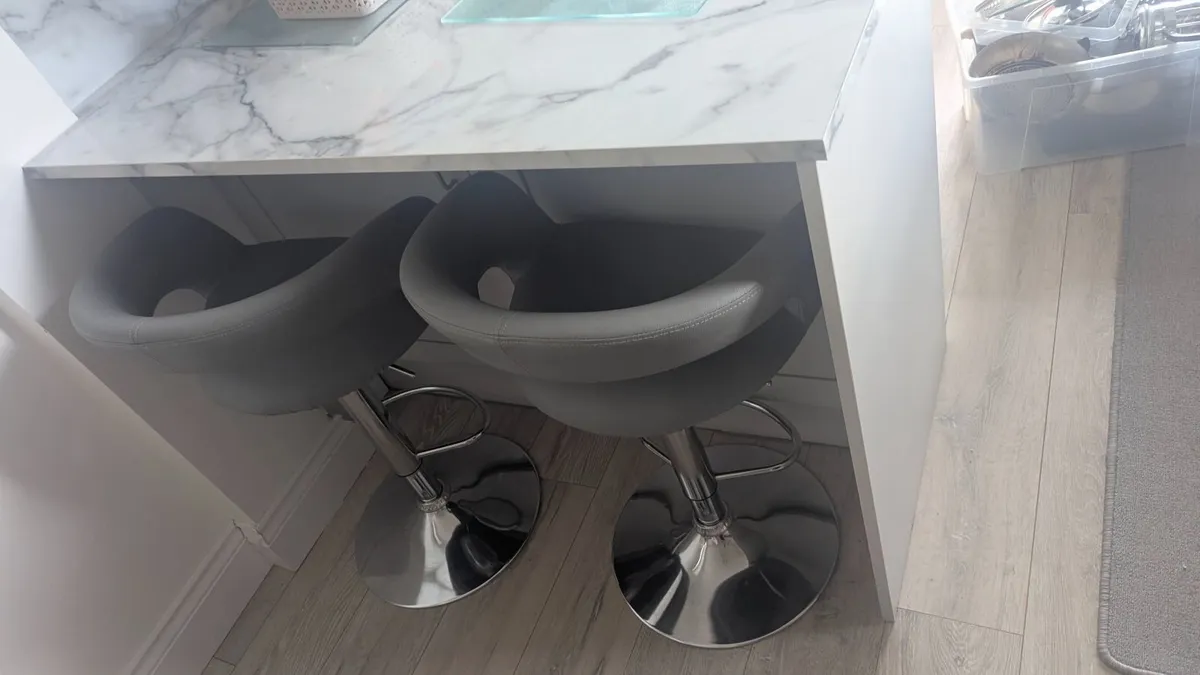 Breakfast bar stools - Image 2