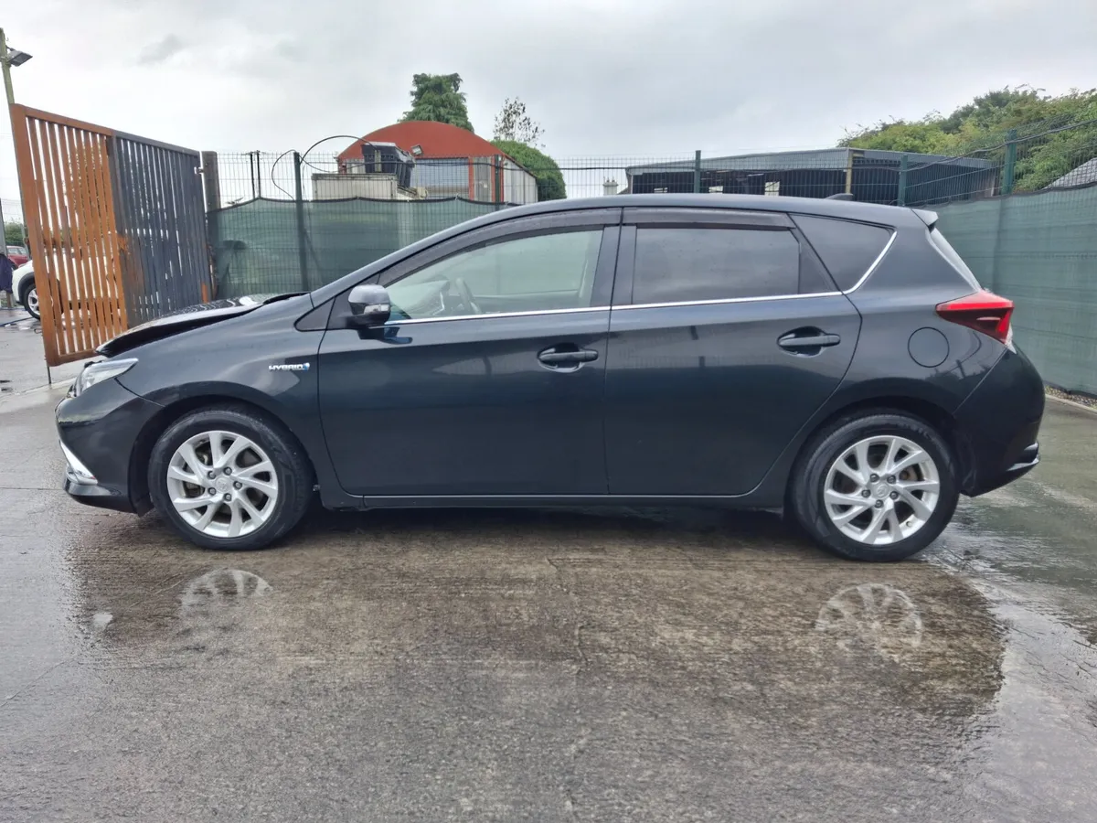 2017 Toyota Auris  Hybrid   Automatic - Image 2