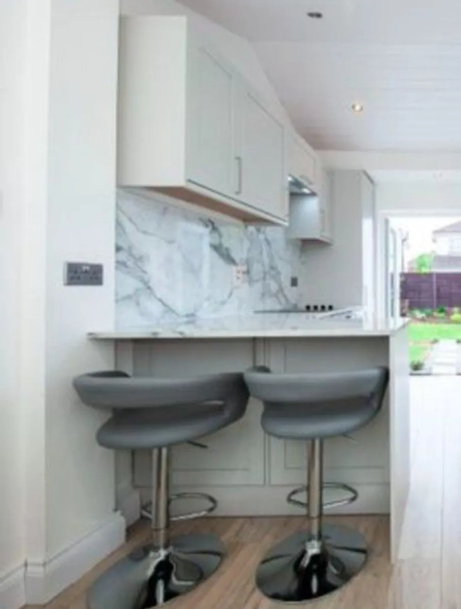 Breakfast bar stools - Image 3