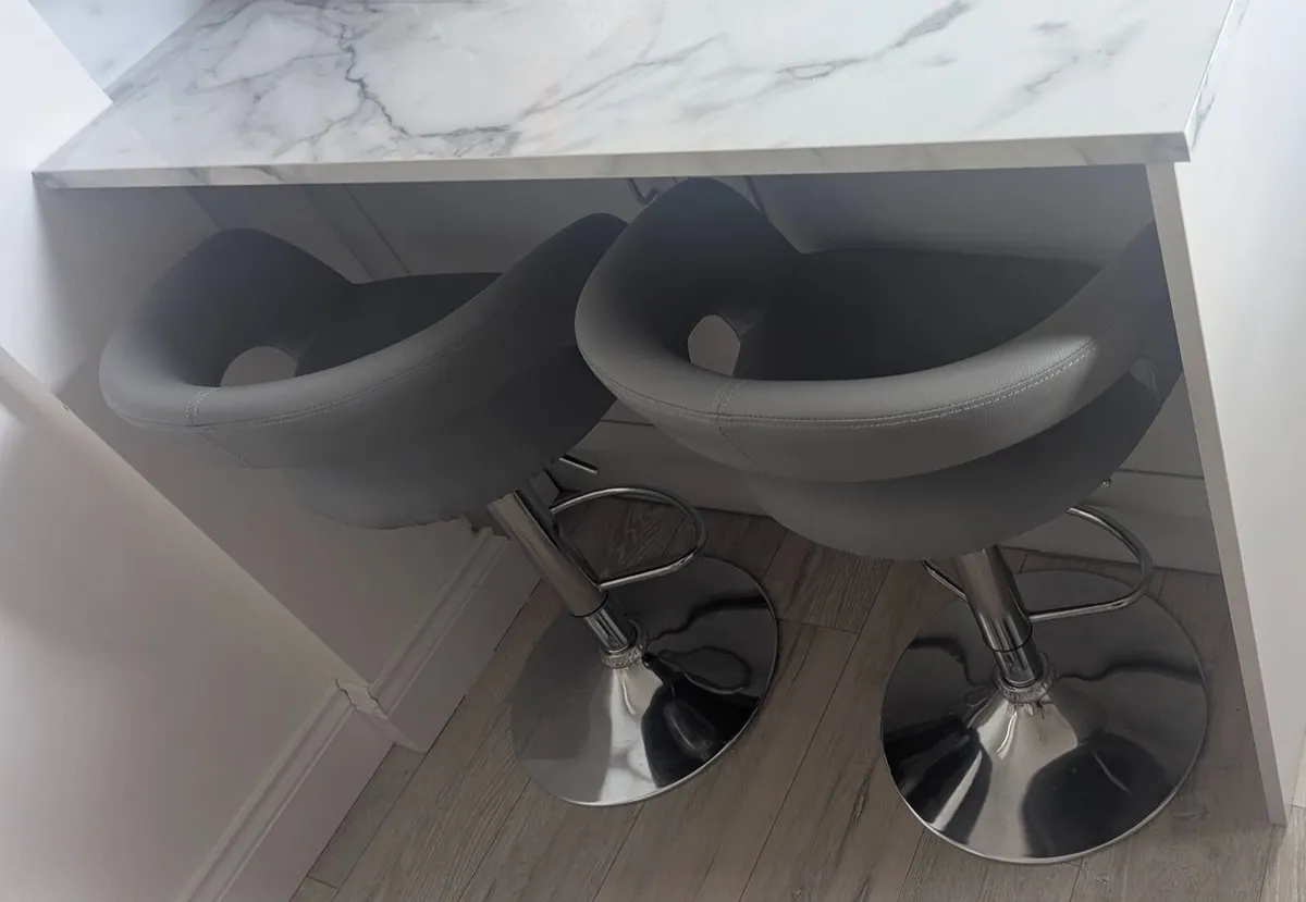 Breakfast bar stools - Image 4