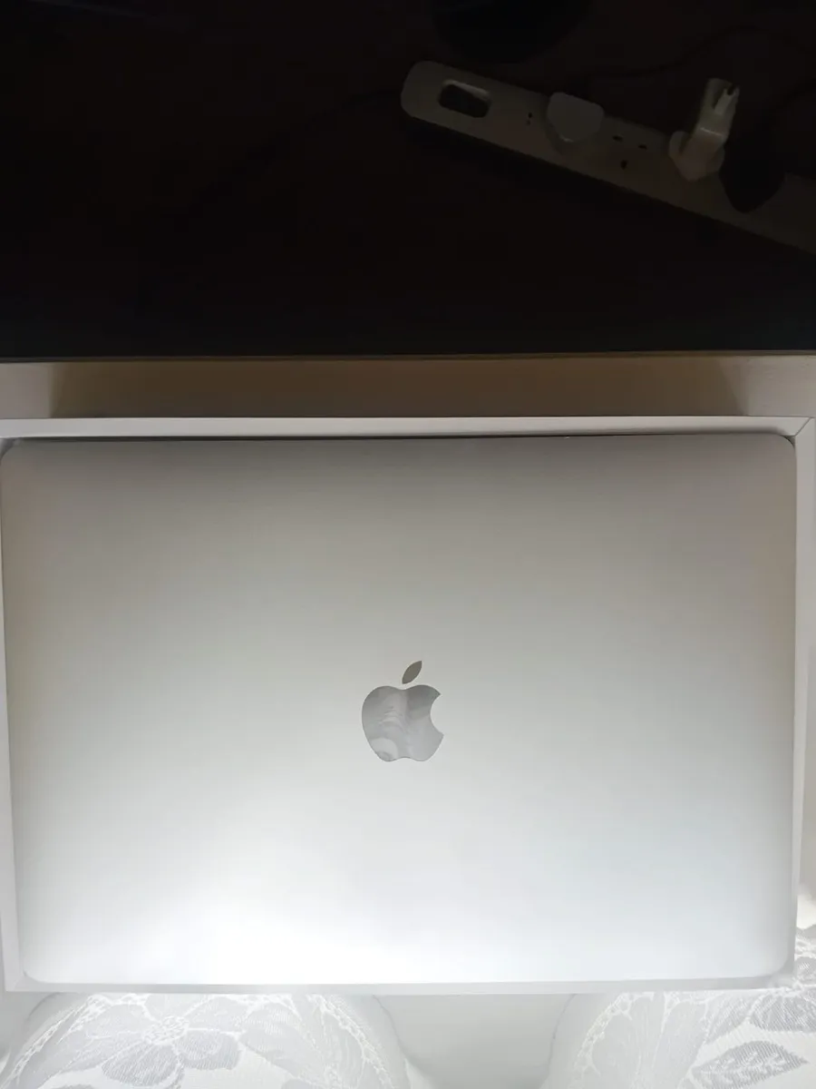 Macbook Air (M1 2020) - Image 1