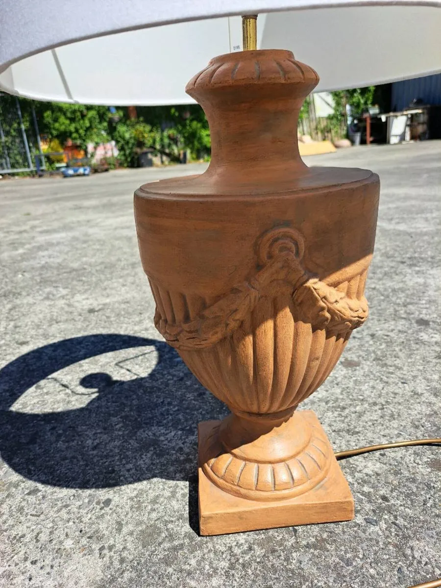 Large heavy vintage table lamp - Image 2