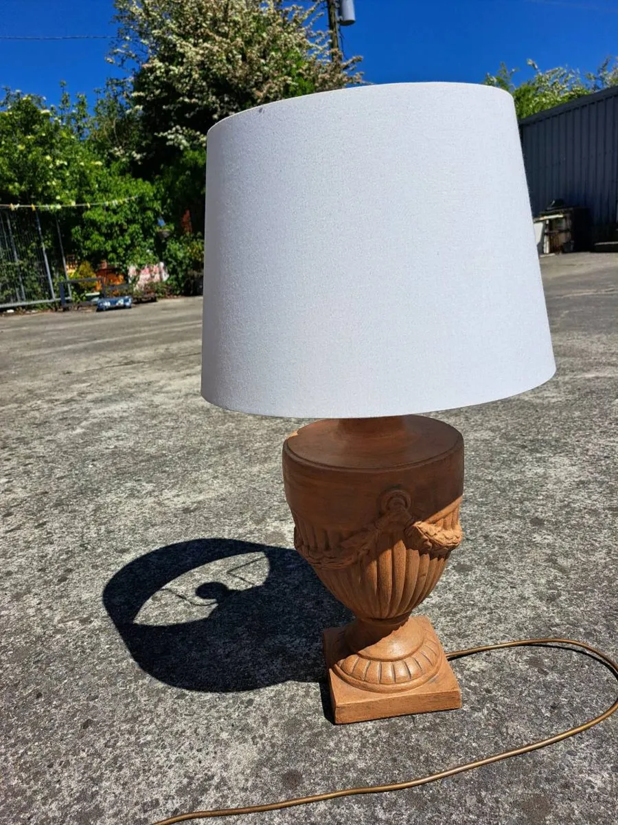 Large heavy vintage table lamp - Image 1