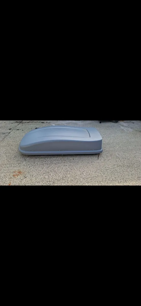 Roof box with roof bars - Image 2