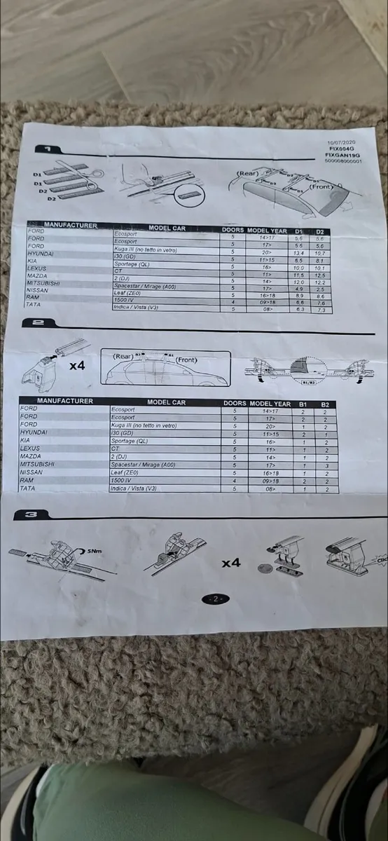 Roof box with roof bars - Image 4