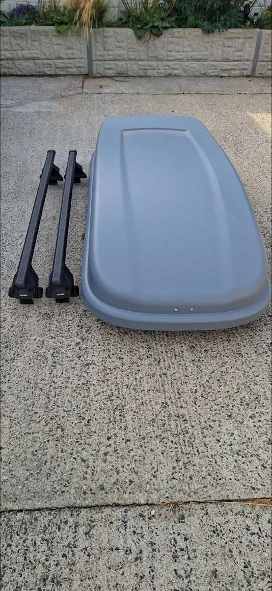 Roof box with roof bars - Image 1