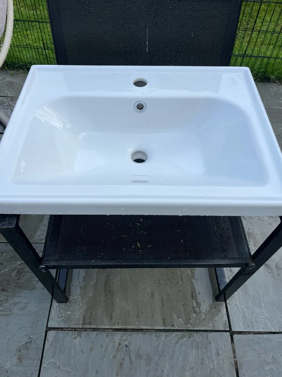 Ceramic basins - Image 1