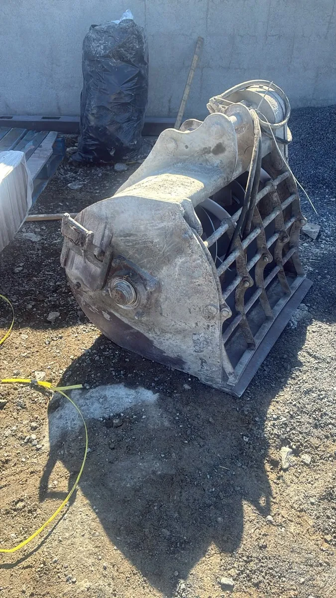 Second hand concrete mixing bucket - Image 4