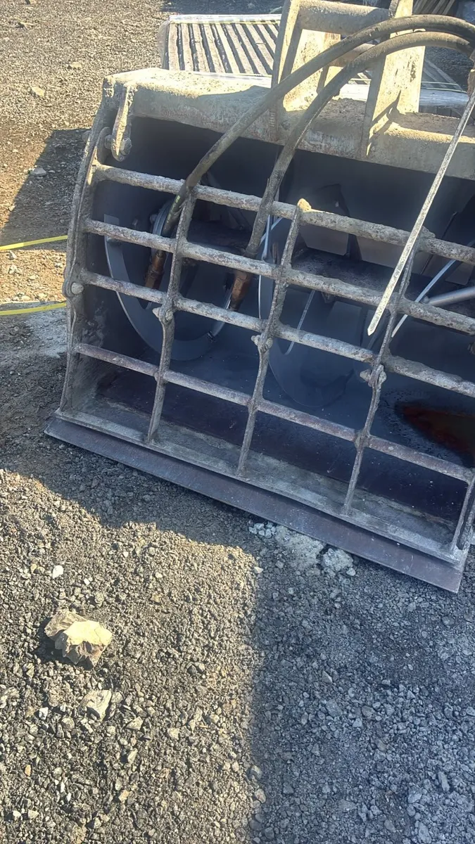 Second hand concrete mixing bucket - Image 2