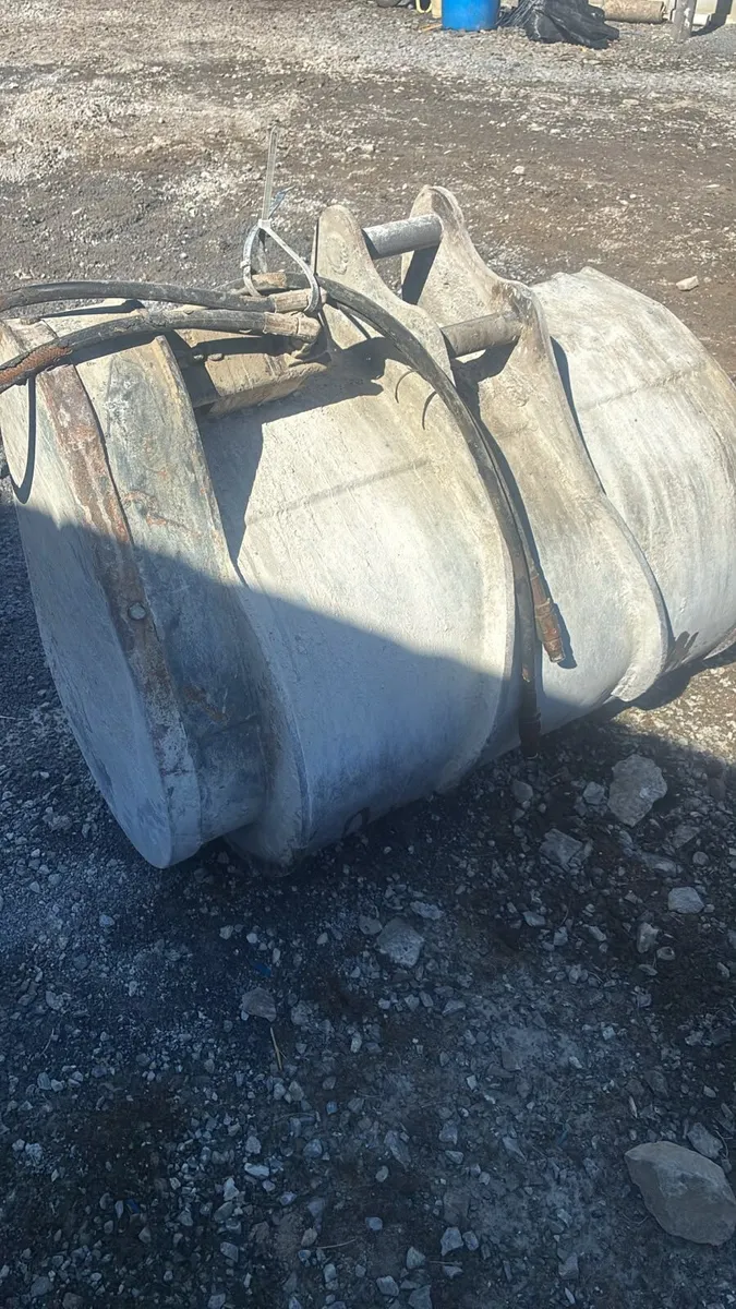Second hand concrete mixing bucket - Image 3