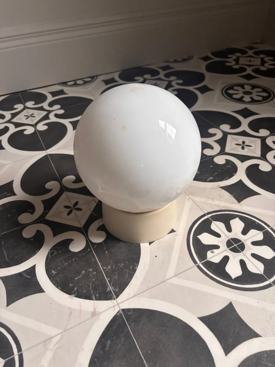 Bathroom light - Image 1
