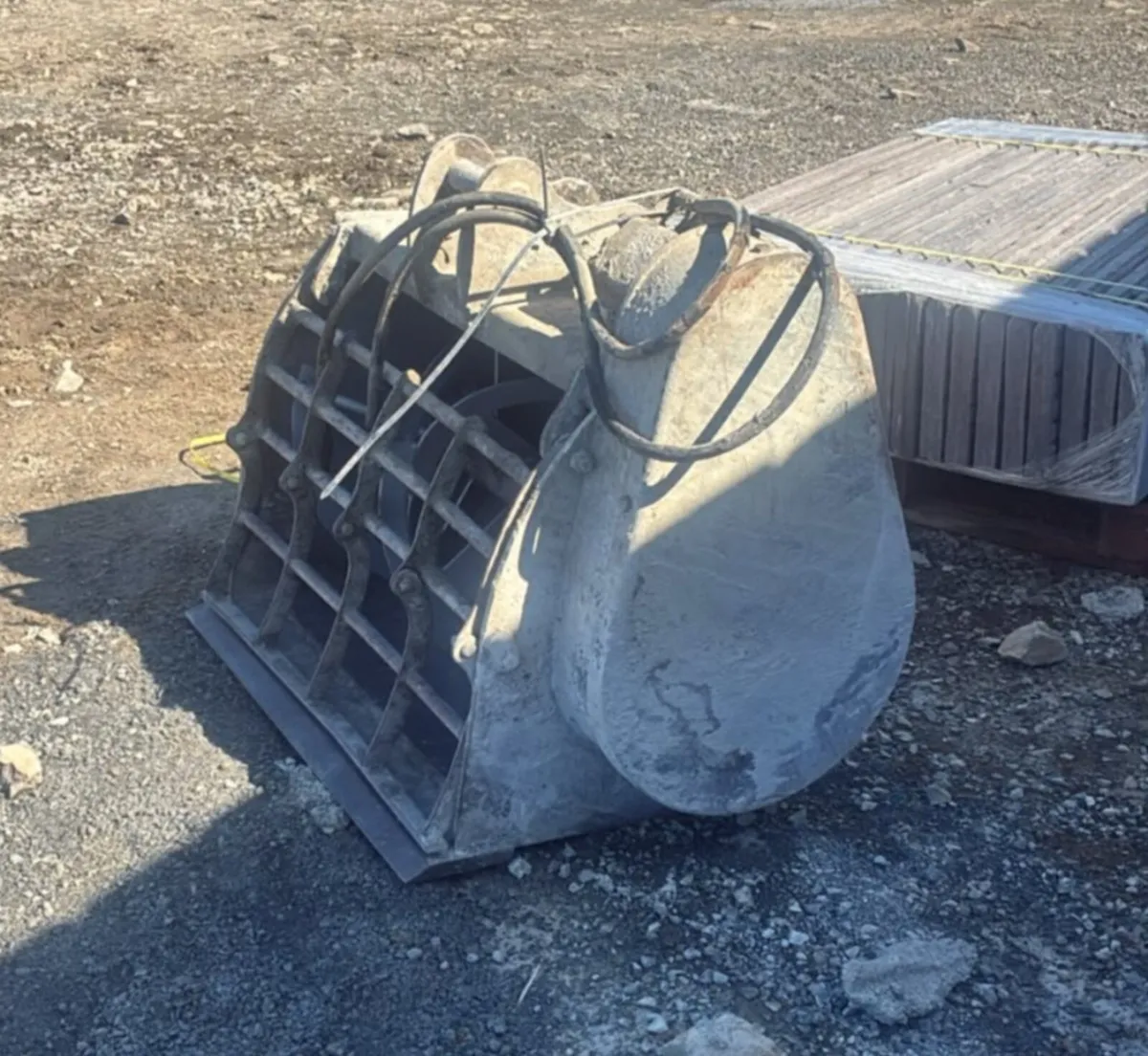 Second hand concrete mixing bucket - Image 1