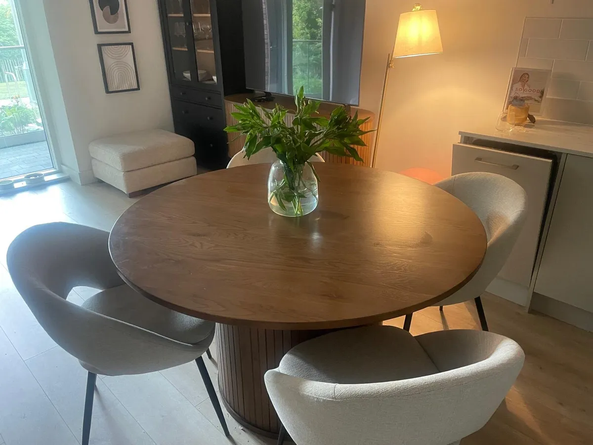 Dining table and chairs - Image 1