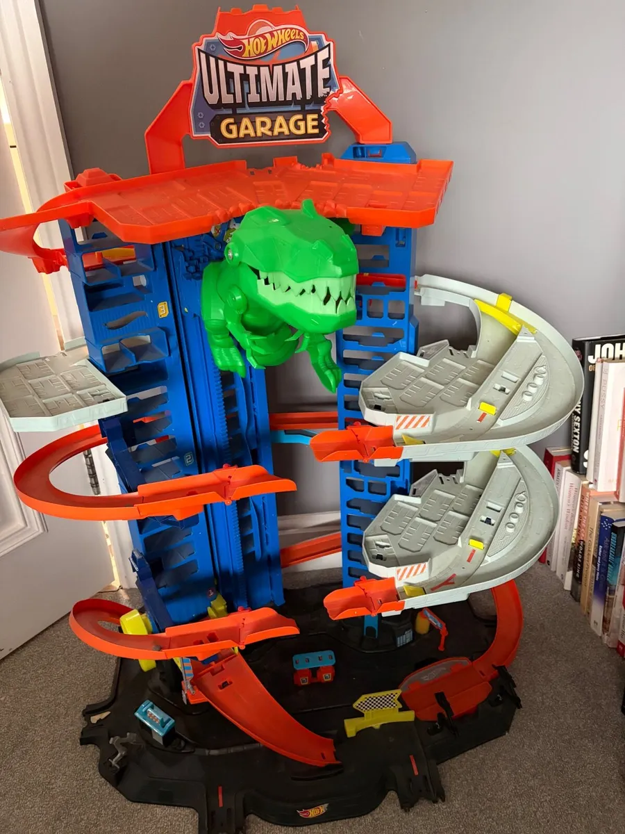 Batman Toys & Hot wheels ultimate garage - Image 3