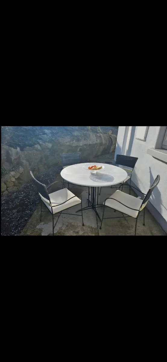 Marble top table + 4 charis