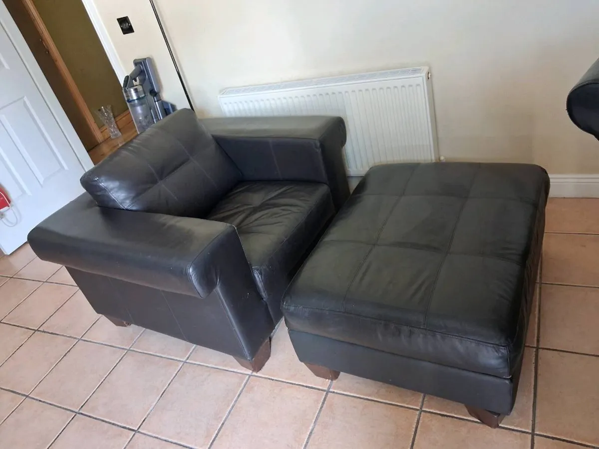 Comfy chair and storage footrest - Image 2