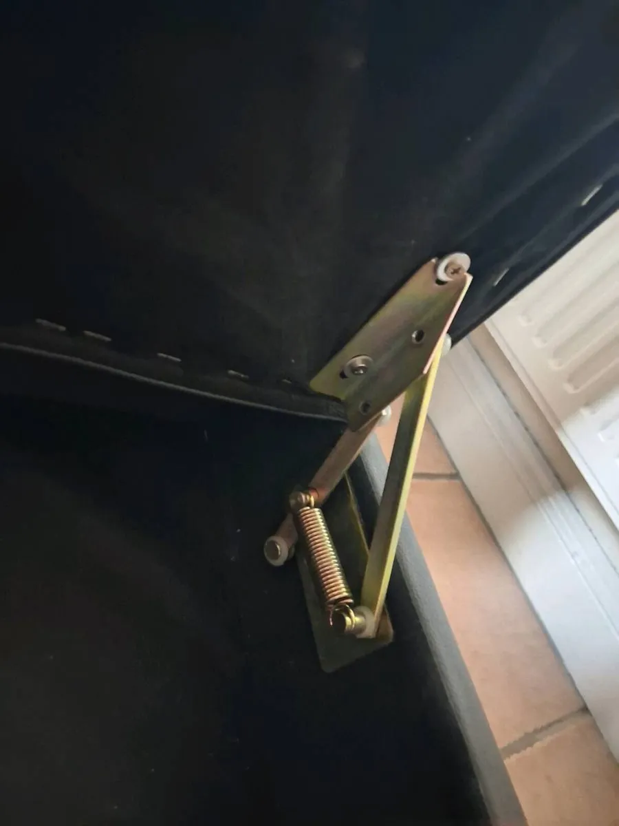 Comfy chair and storage footrest - Image 4