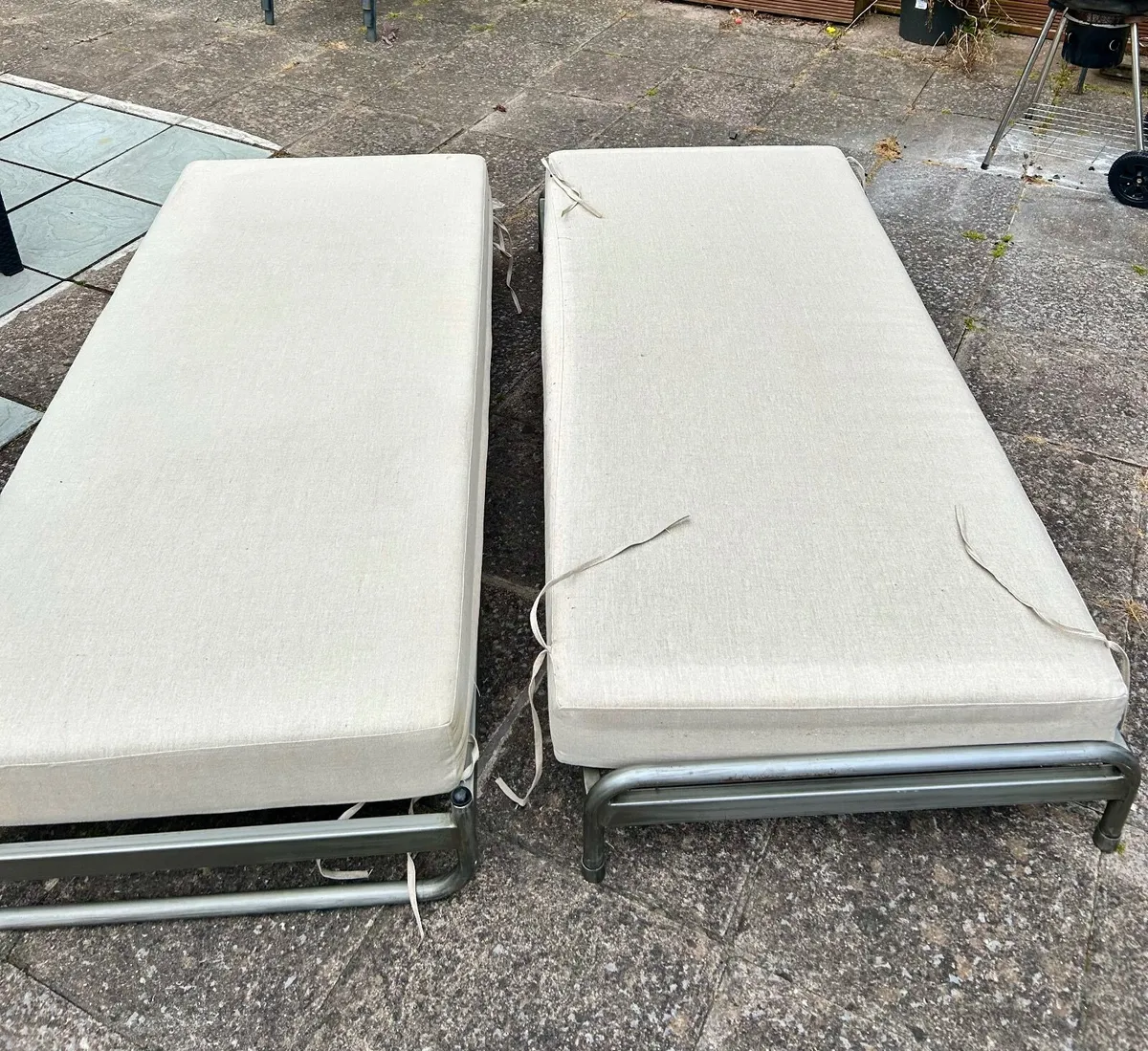 Single beds - Image 2