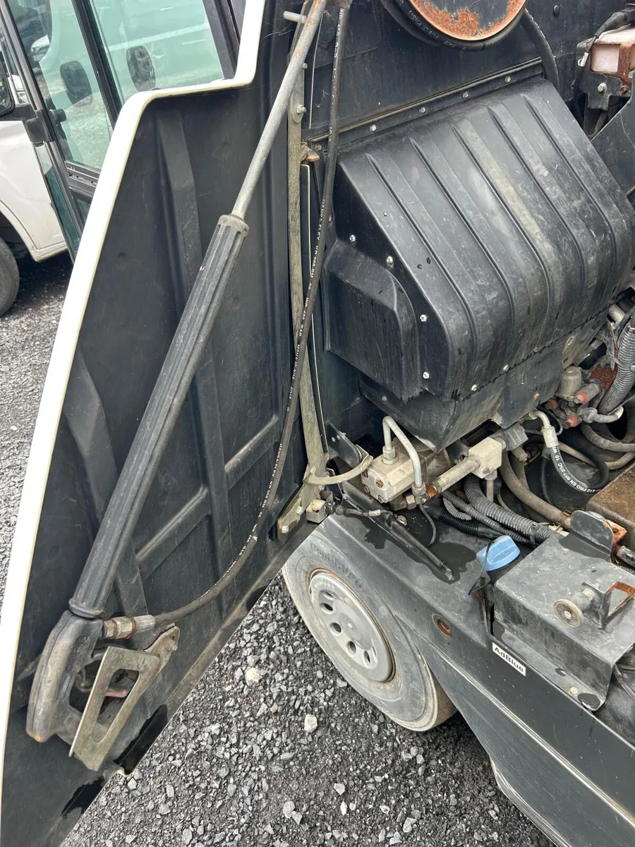 Johnston Road Sweeper 2019 with Power Washer - Image 4