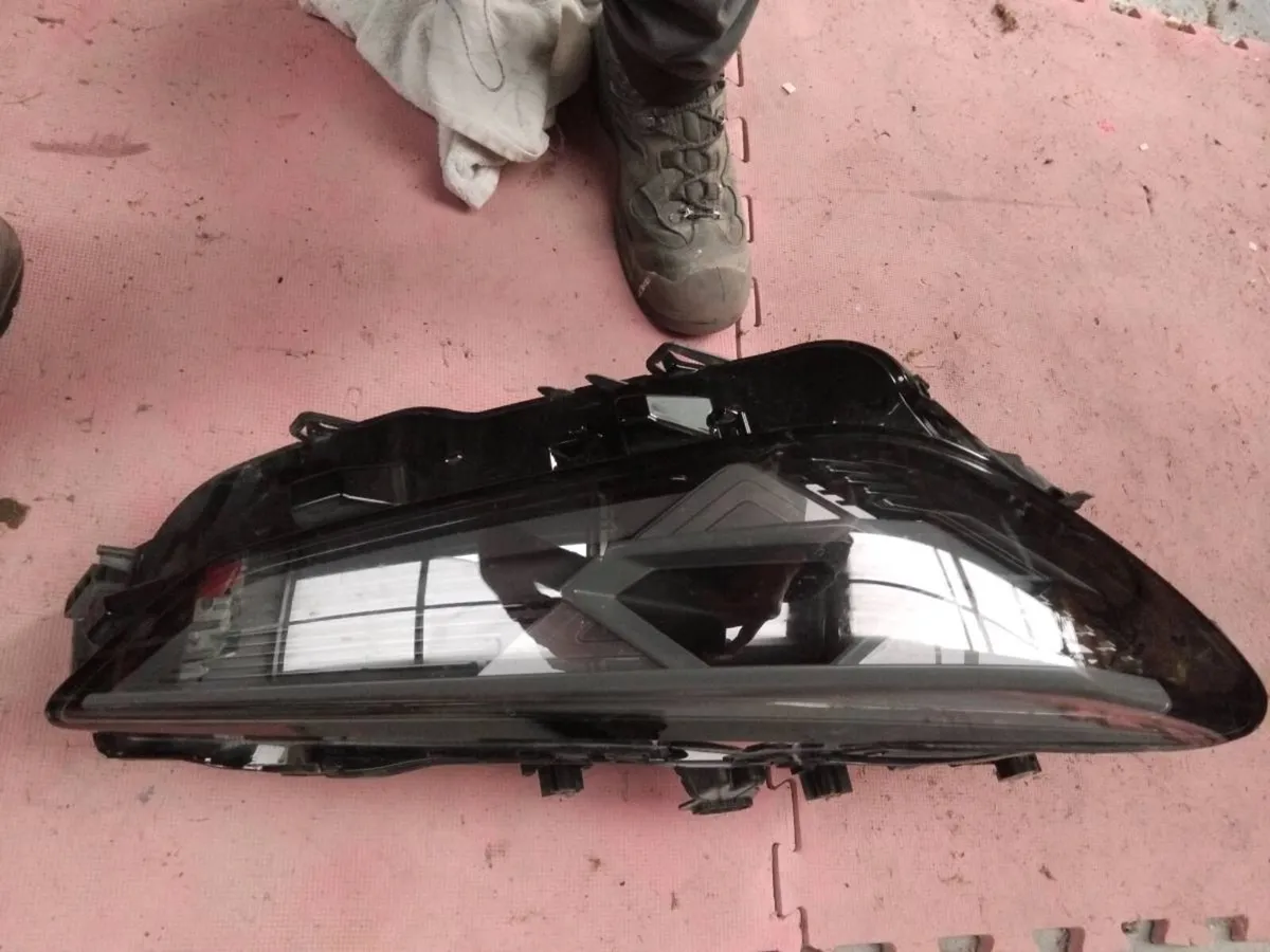 Used headlight cupra terramar - Image 3
