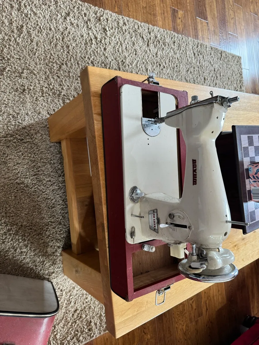 Vintage sewing machine - Image 1