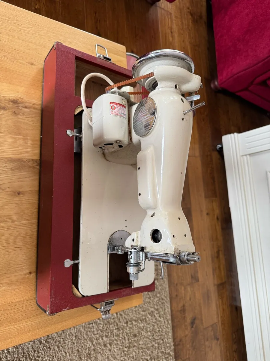 Vintage sewing machine - Image 2