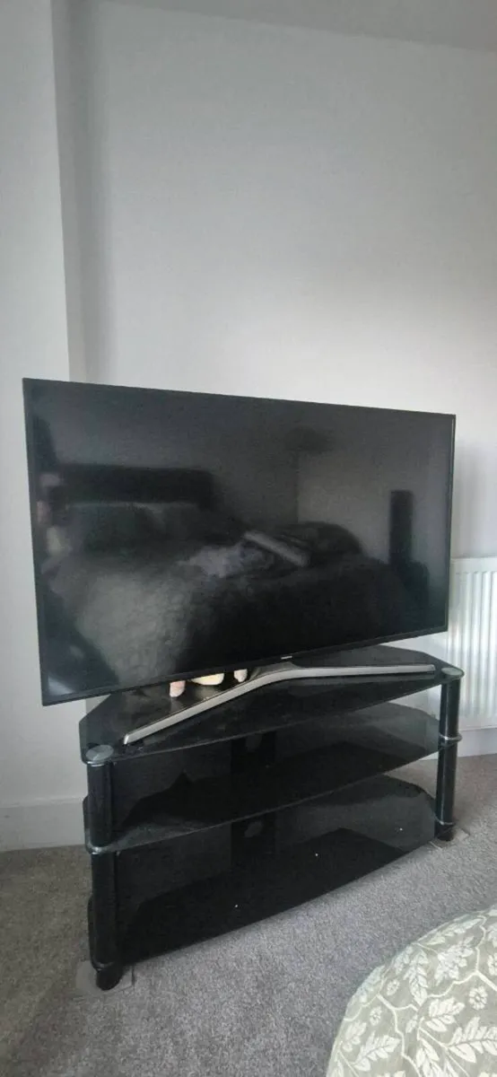 Samsung 50" FHD TV + Free tempered glass TV Stand - Image 2