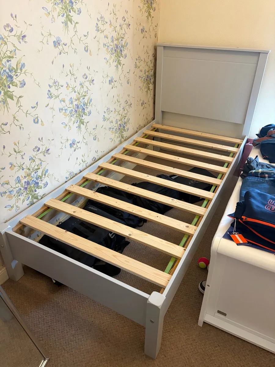 Single bed - Image 1