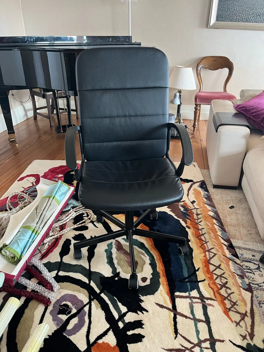 Black office chair - Image 1