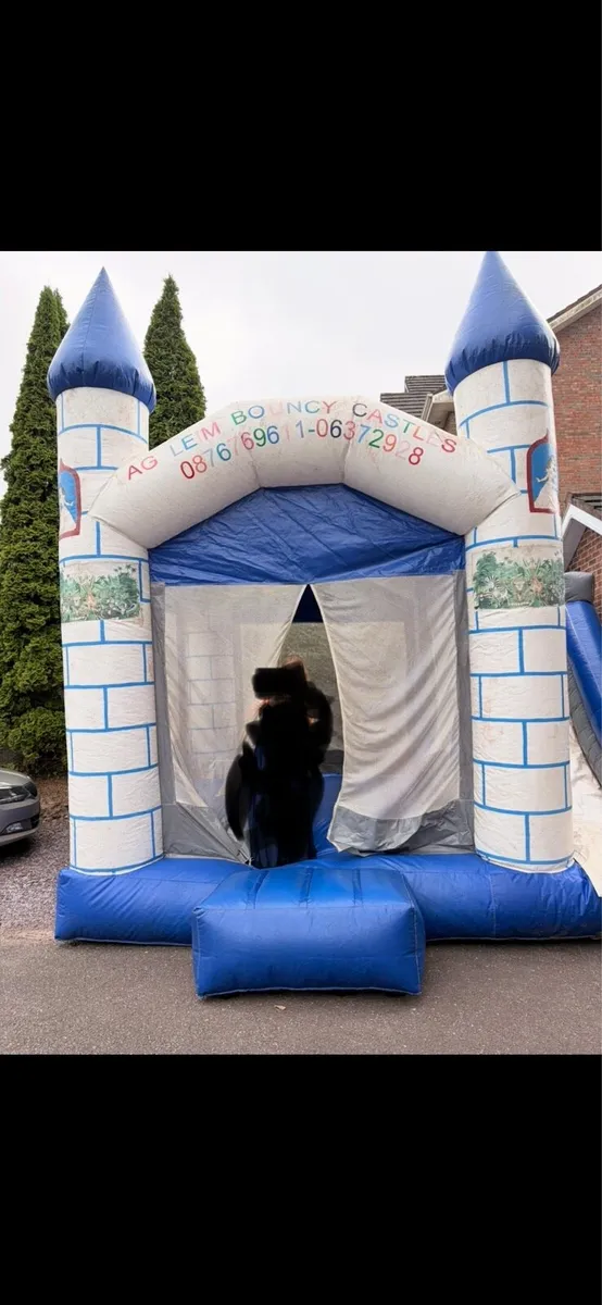 Bouncy castle with slide - Image 1