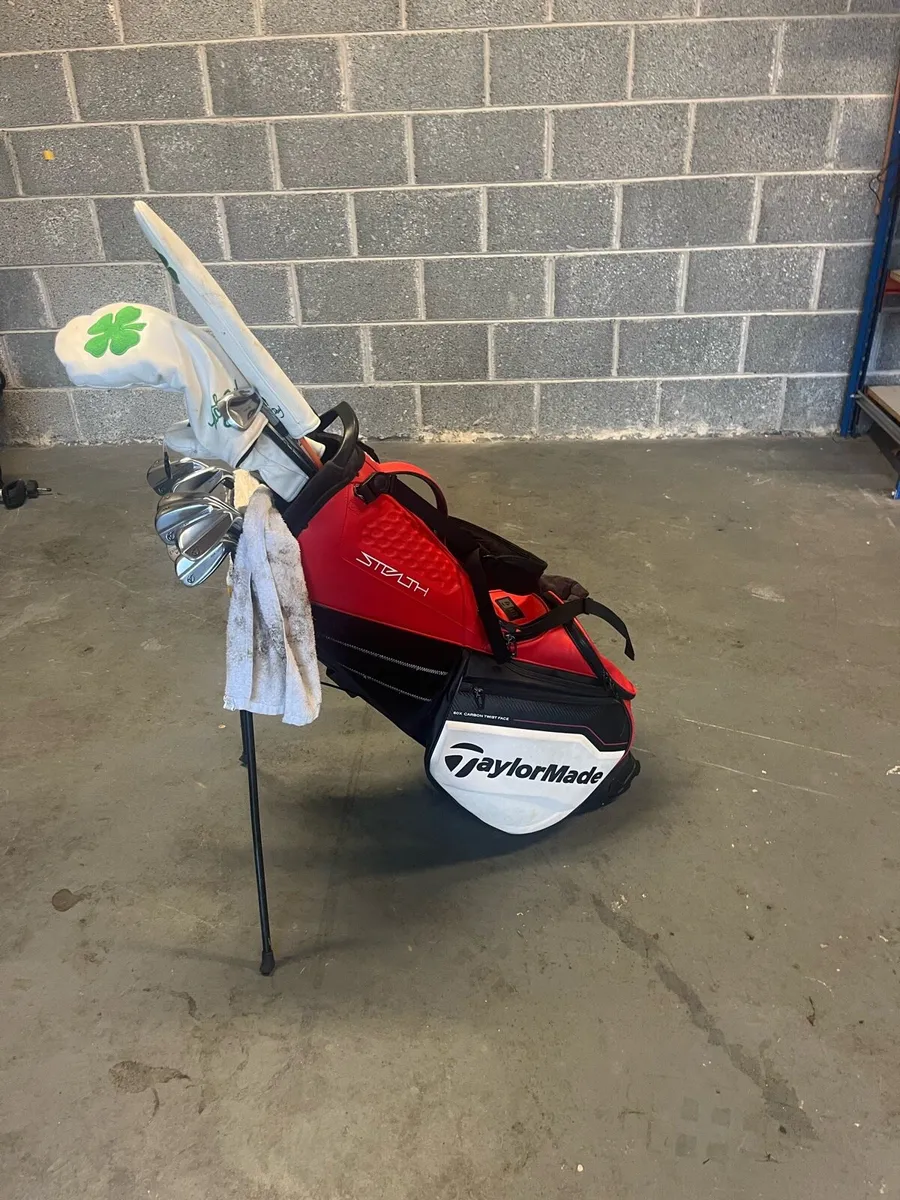 Taylormade golf tour bag - Image 1