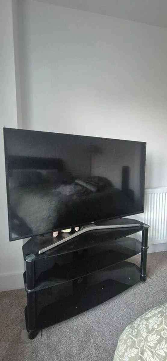 Samsung 50" FHD TV + tempered glass TV stand - Image 1