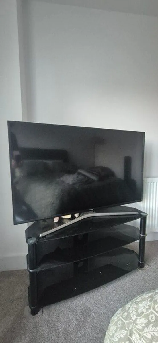 Samsung 50" FHD TV + tempered glass TV stand - Image 2