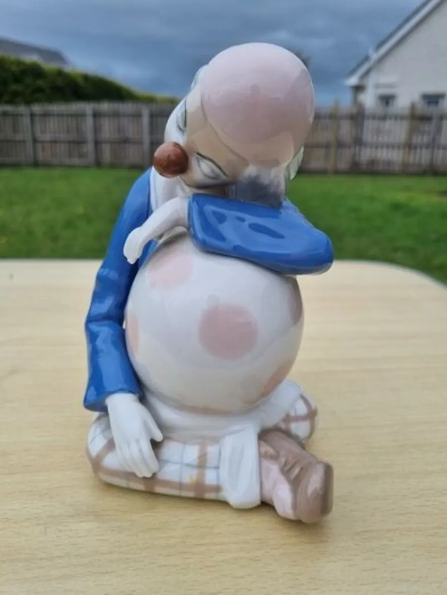Porcelain sleeping clown with ball - Image 2
