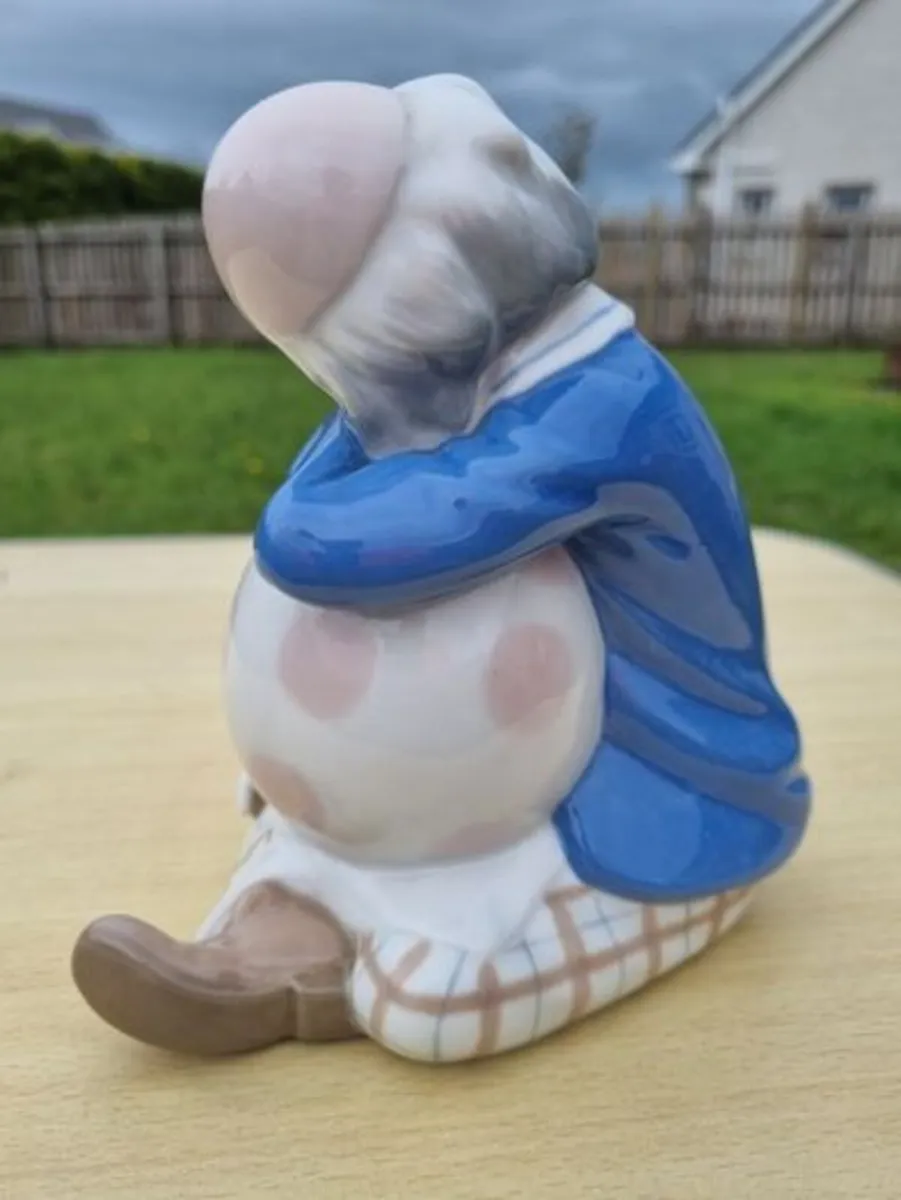 Porcelain sleeping clown with ball - Image 3
