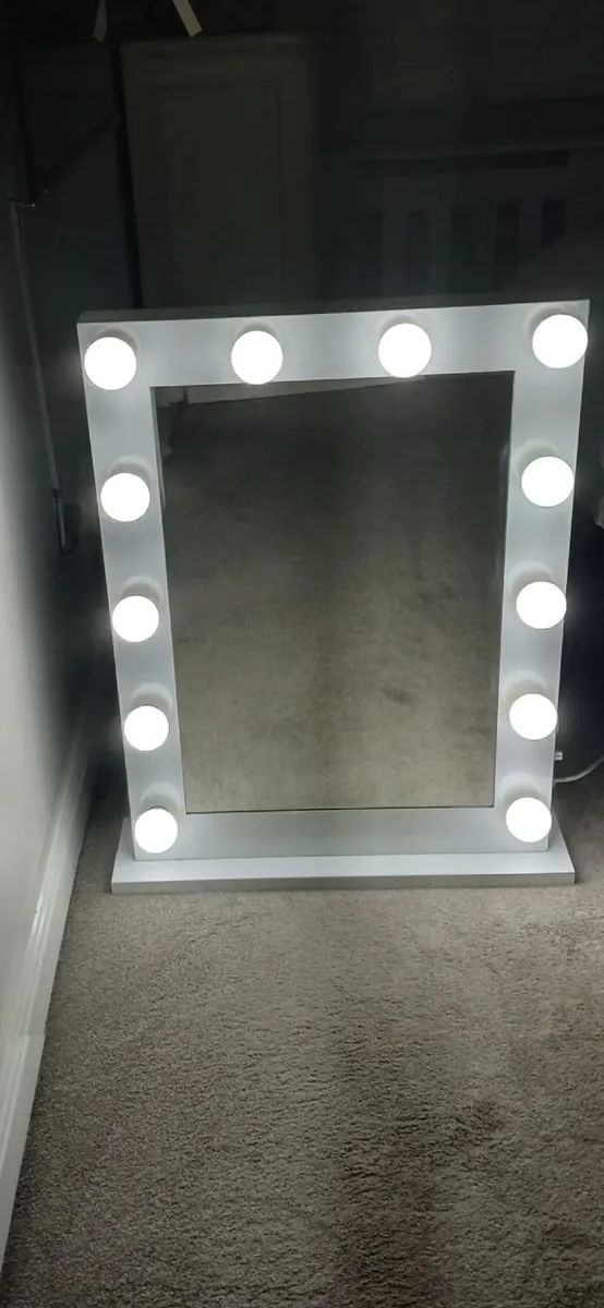 Hollywood mirror
