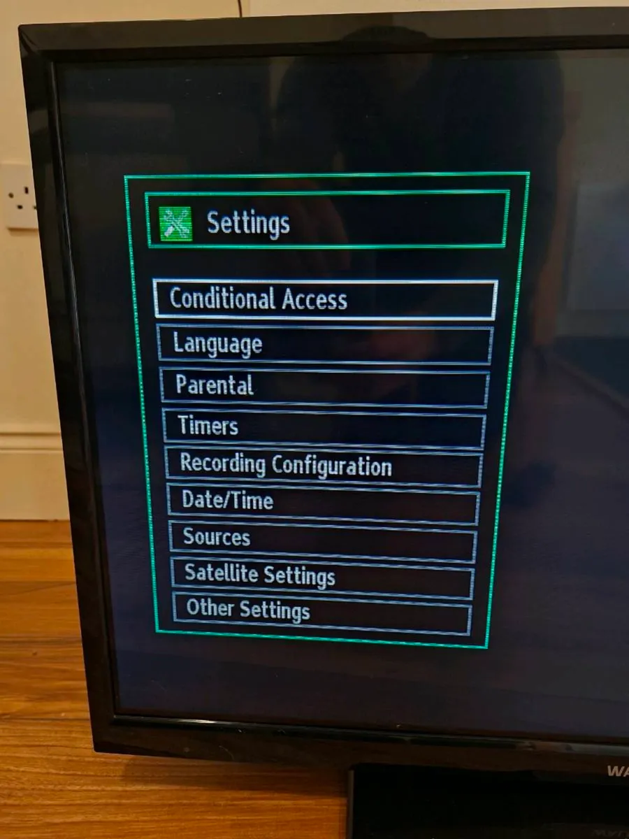 32" Walker Satellite & Saorview Digital LED HD TV - Image 3