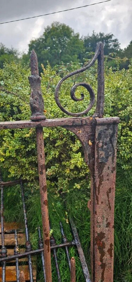 Victorian wrought iron gates - Image 2