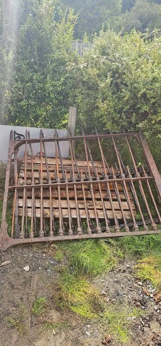 Victorian wrought iron gates - Image 3
