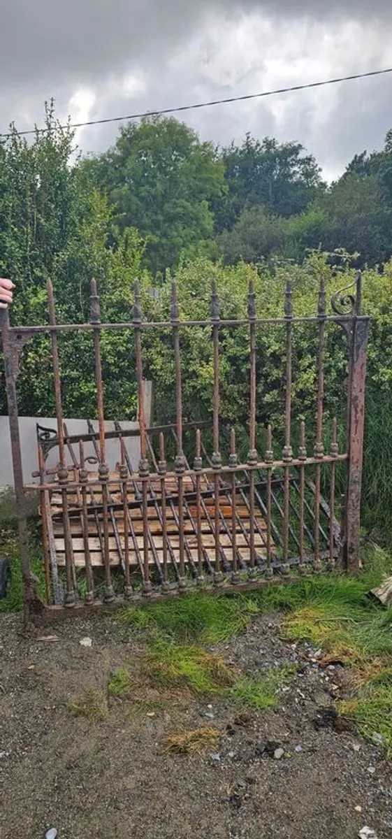 Victorian wrought iron gates - Image 4