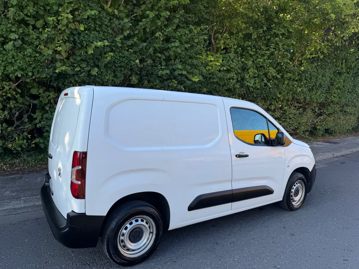 Peugeot Partner 3 seats low mileage - Image 3