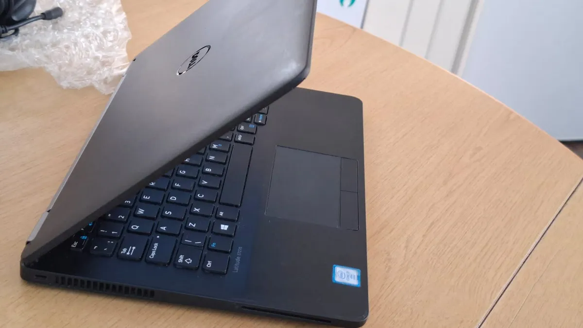 Dell Latitude E7270 - Intel i7, 16GB RAM, 256GB SS - Image 3