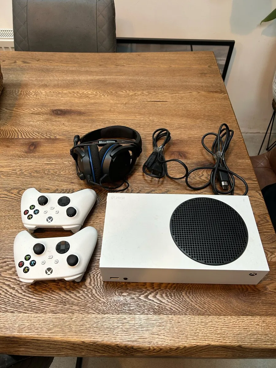 Xbox Series S 512G + 2 Controllers & Headset - Image 1