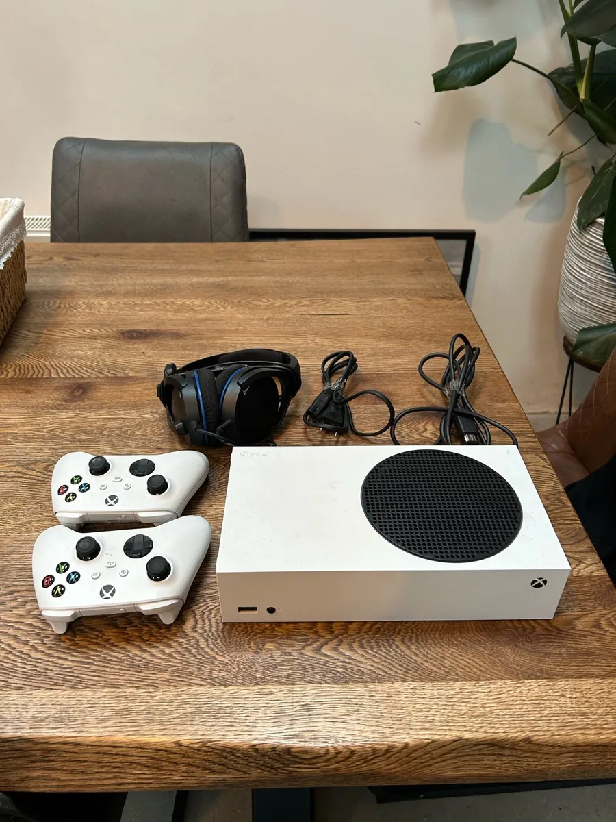 Xbox Series S 512G + 2 Controllers & Headset - Image 2